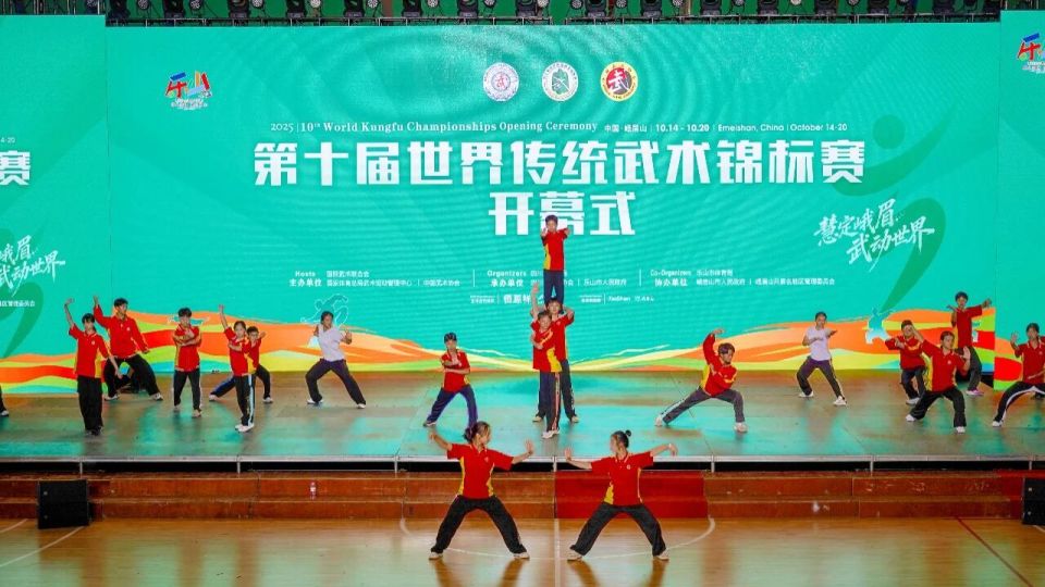 员身着练功, 舞台走位 员身着练功, 舞台走位